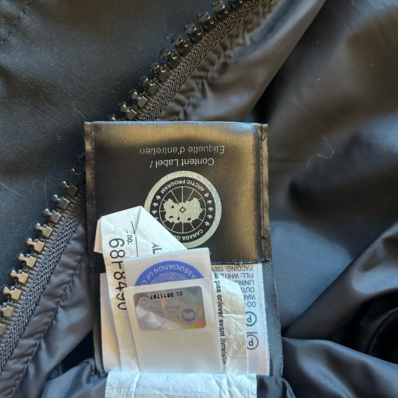 Woman’s Canada Goose Parka Jacket - Picture 5 of 10